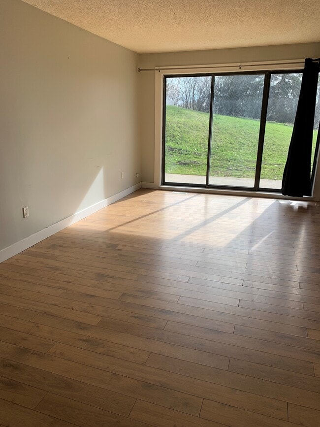 Photo - 10420-10100 100 Ave.