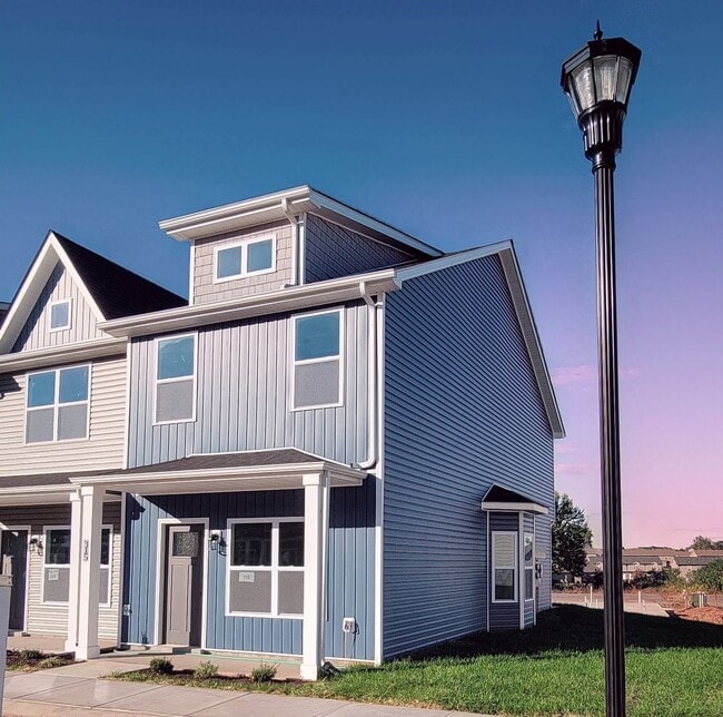 Building Photo - Luxury Townhome For Rent Near Billy Dunlop Park!