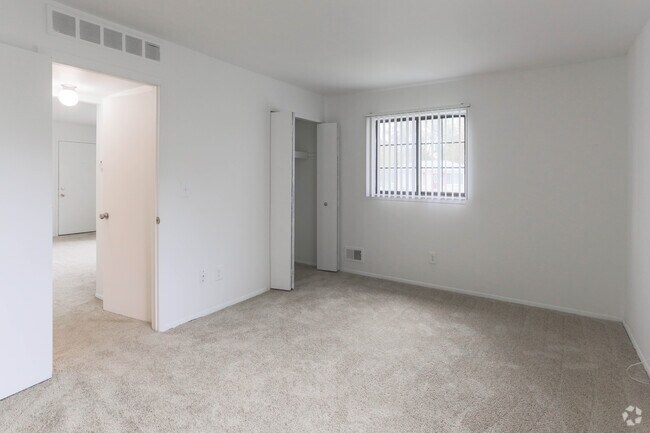 1 BR, 1 BA - Sterling - 750 SF