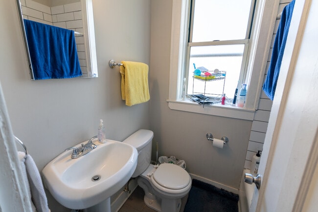 Photo - 3545 N Troy St Unidad 2