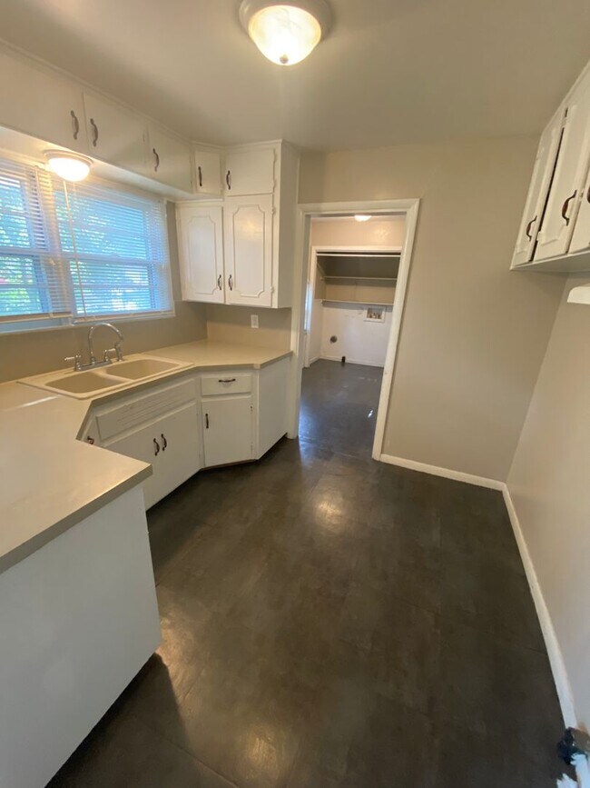 3 Bedroom House Southwest Topeka! Rental House Rental in Topeka, KS