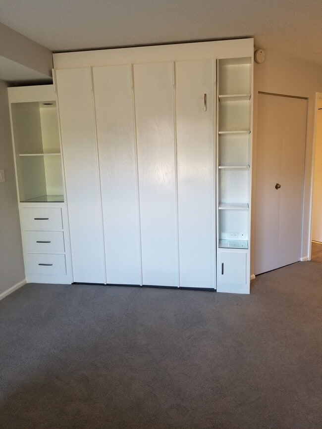 Queen size Murphy Bed. - 2100 Langston Blvd Unit 214