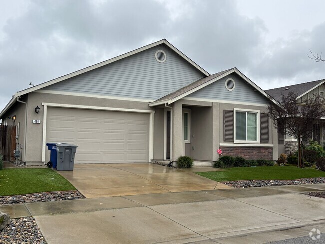 Building Photo - 4 Bedroom/ 2 Bathroom home in newer neighb...