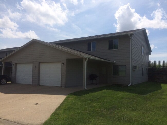 Building Photo - 2 Bedroom, Single-story Townhomes for rent in Osceola, IA Unit 113 Clay St #1