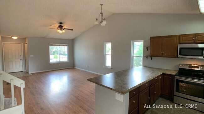 Photo - 210 Wallace St