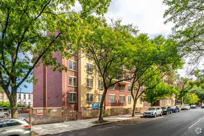 645 Gates Ave - The Astra - Income Restricted Apartamentos