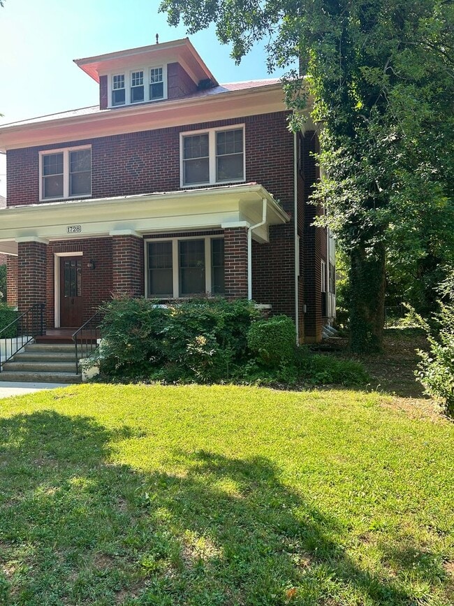 Building Photo - 2 Blocks from Grandin Village - Immaculate... Rental