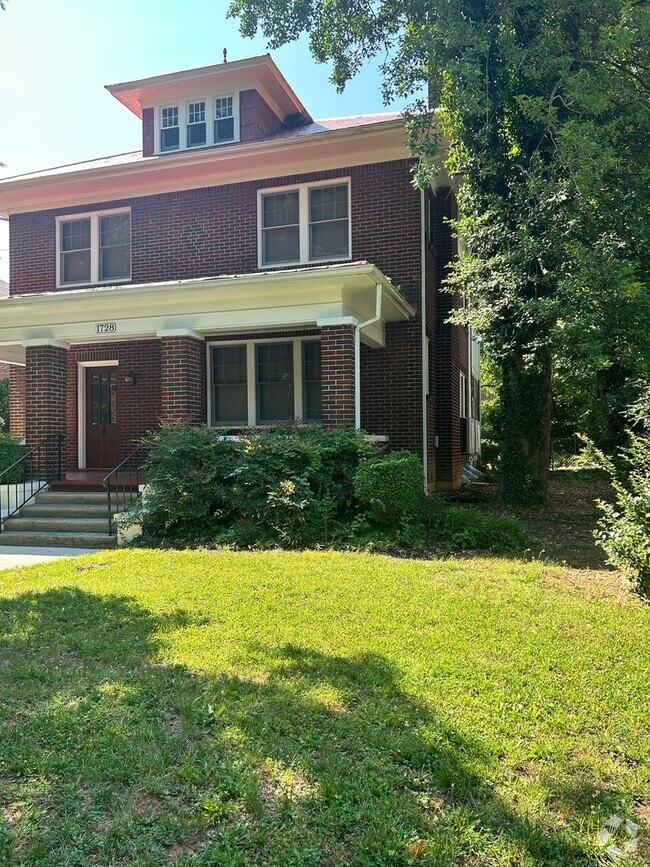 Building Photo - 2 Blocks from Grandin Village - Immaculate... Rental