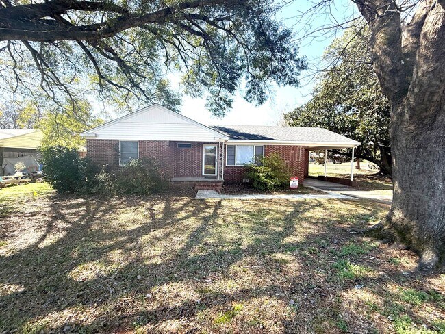 Building Photo - ** 3 Bed 1 Bath located in Morningview ** Call 334-366-9198 to schedule a self showing