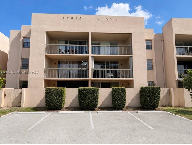 Building Photo - 10985 SW 107th St Unit 105