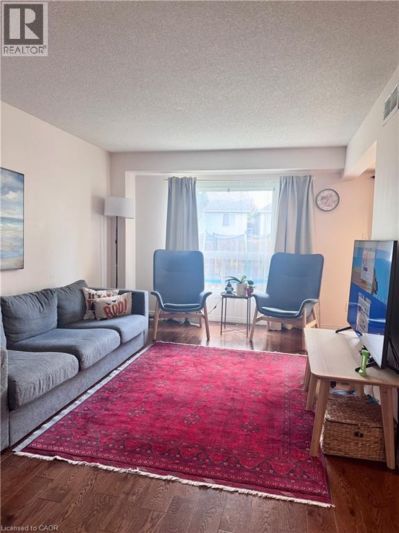 Photo - 452 Beaumont Cres