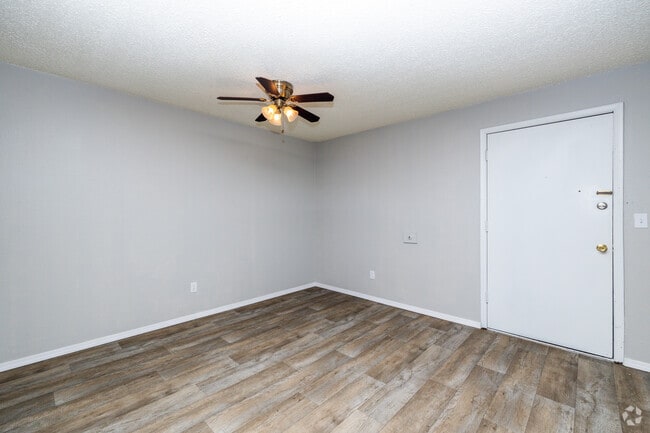 1BR, 1BA - 700SF