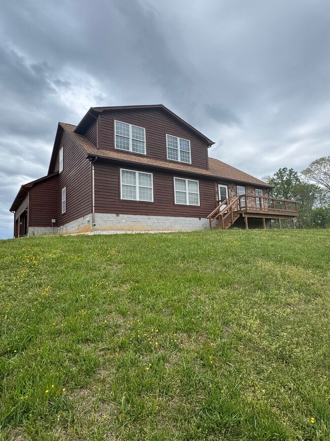 Building Photo - Maynardville 37807 - 3 bedroom, 2 bath home with a 3-car garage on 5 acres - Contact Lisa Vineyar...