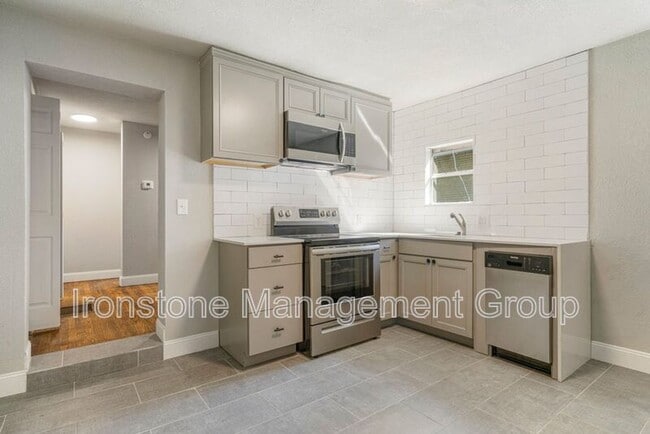 Photo - 2622 E 8th St