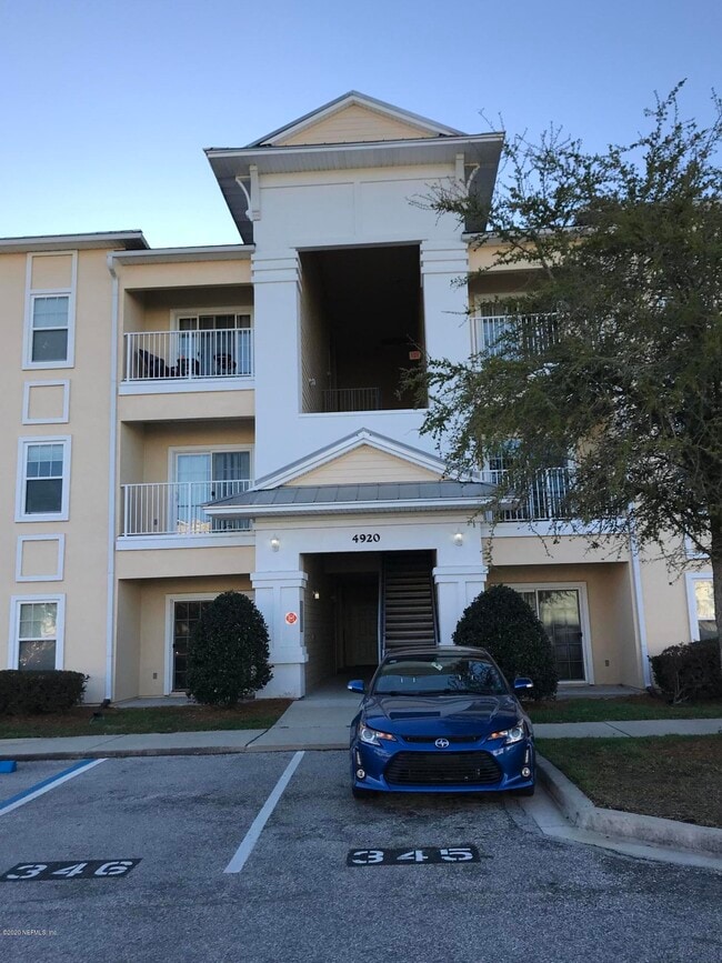 Building Photo - 4920 Key Lime Dr Unit 205
