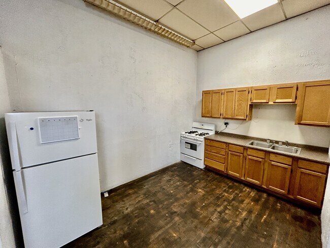 Photo - 208 MAIN,