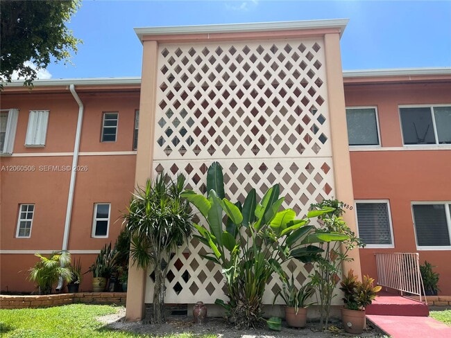 Building Photo - 3430 SW 10th St Unit 3