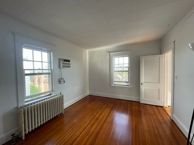 1 of 2 bedrooms - 621 Undercliff Ave Unit 2