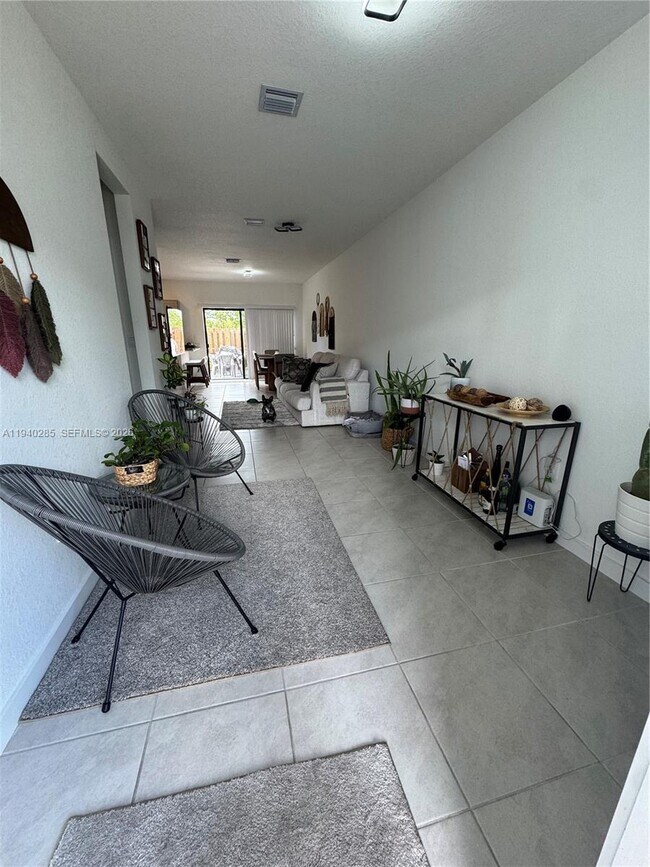 Photo - 466 NE 5th St