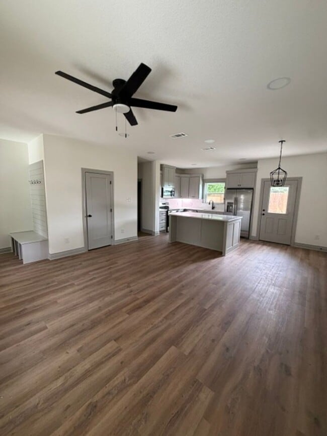 Photo - 301 Live Oak St