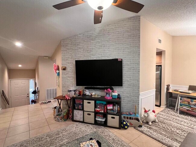Photo - 5650 Coach House Cir Unit F