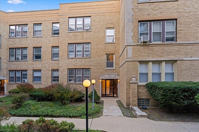Building Photo - 901 W Altgeld St Unit B1