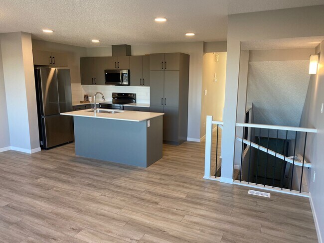 Photo - 1430 Aster Way NW