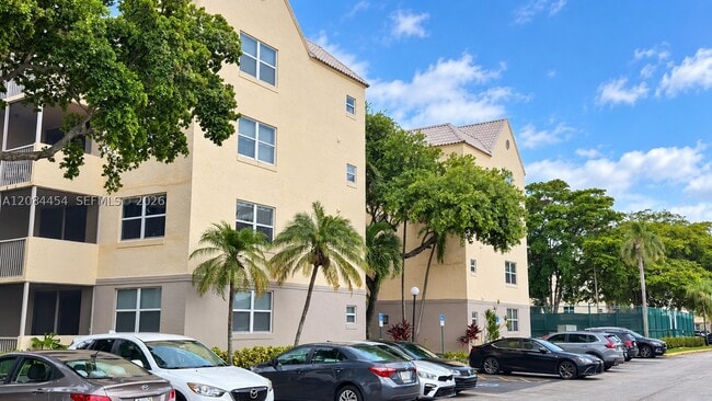 Building Photo - 8255 Lake Dr Unit 501