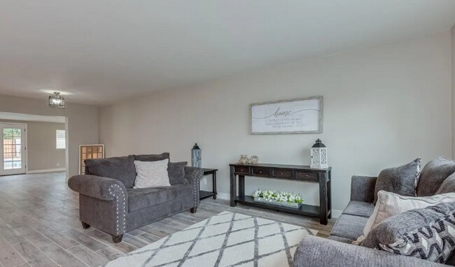 Photo - 2220 E Heatherbrae Dr