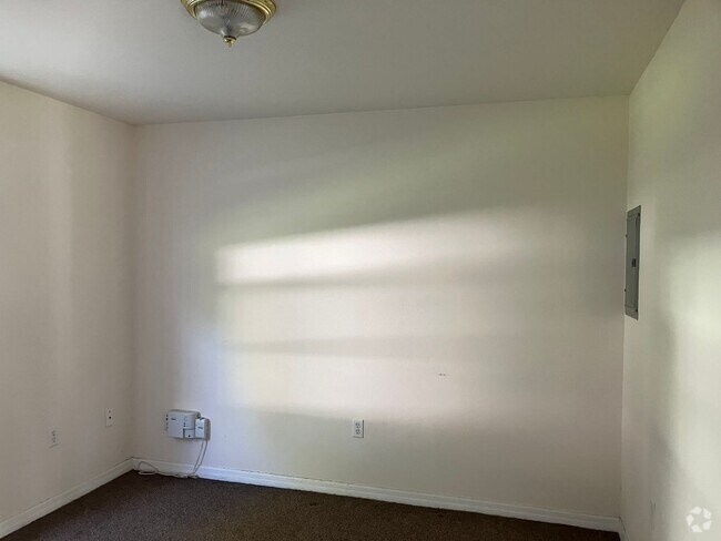 Building Photo - Zephyrhills, FL SPACIOUS 2BR/1BA Duplex, V... Rental