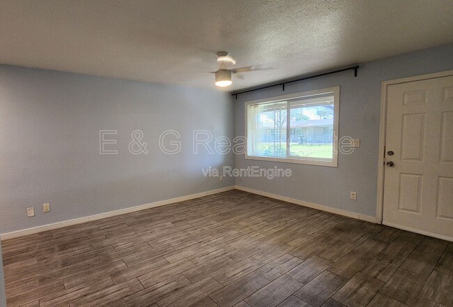 Building Photo - 6819 N 12th St Unit Apartment 3