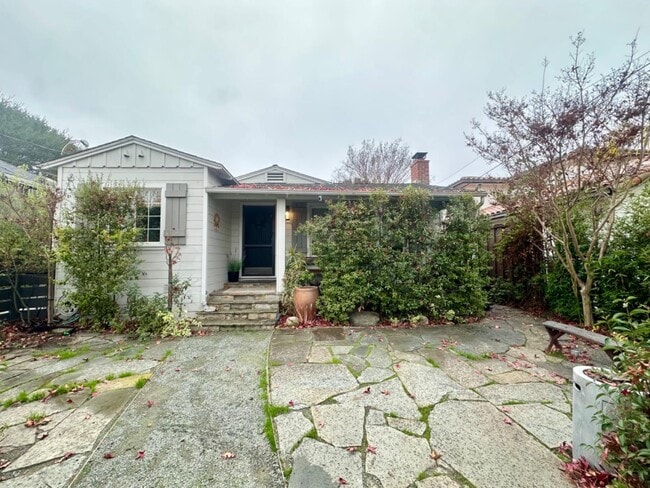 Building Photo - 456 King St