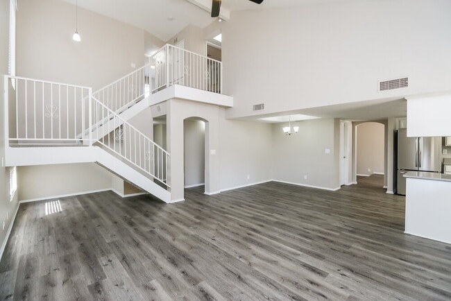 Photo - 221 E Kroll Dr