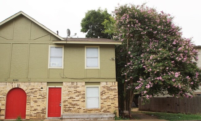 Building Photo - 5305 Woodland Oaks Ct Unit A