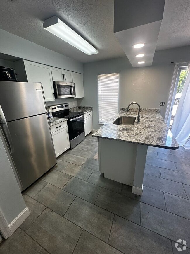 Building Photo - Cozy & Convenient 2 Bedroom, 1 Bath Duplex... Rental
