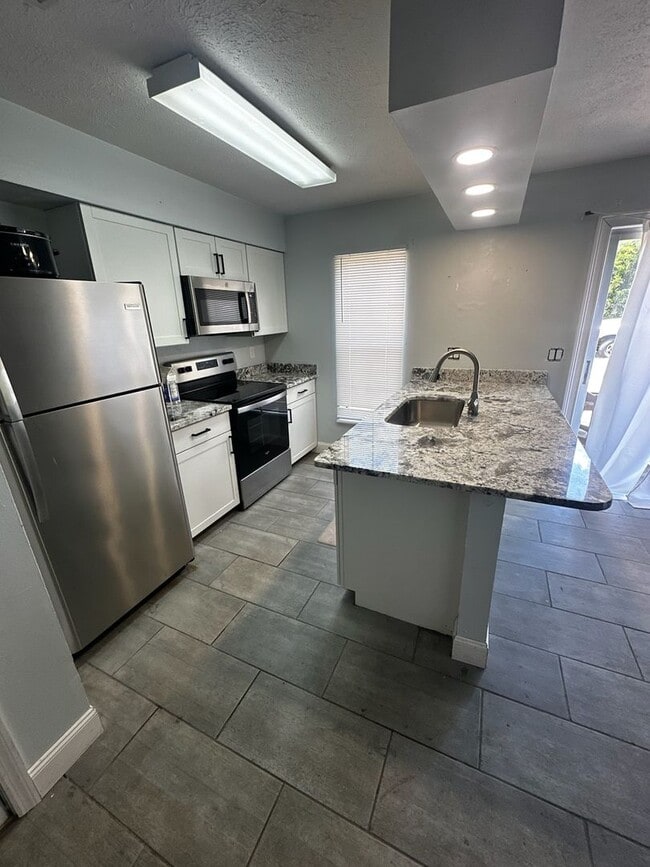 Cozy & Convenient 2 Bedroom, 1 Bath Duplex... - Cozy & Convenient 2 Bedroom, 1 Bath Duplex... House