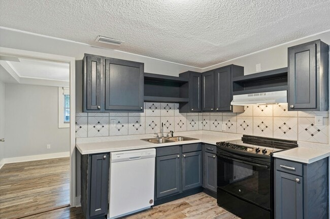 Photo - 1700 Northview Dr