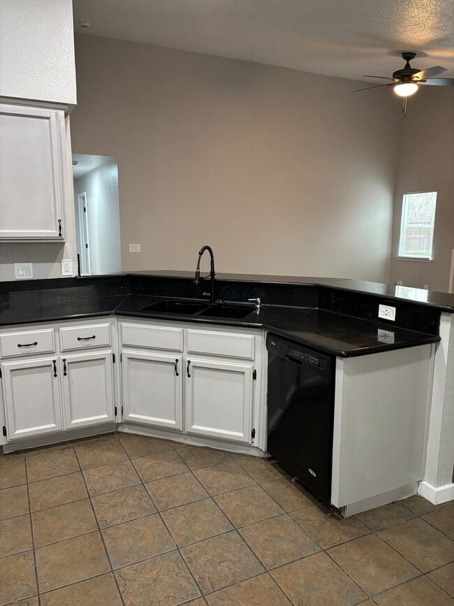 Photo - 3 B/D 2 BA HOME WITH AN OFFICE IN YUBA CITY AVAILABLE NOW!