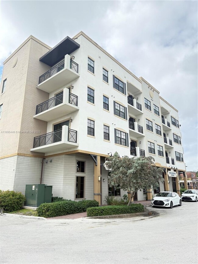 Building Photo - 4100 SW 64th Ave Unit 401