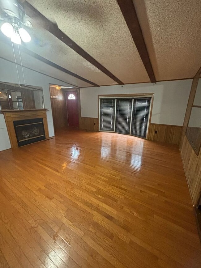 Building Photo - Large 2 Bedroom 2 Full Bathroom Home