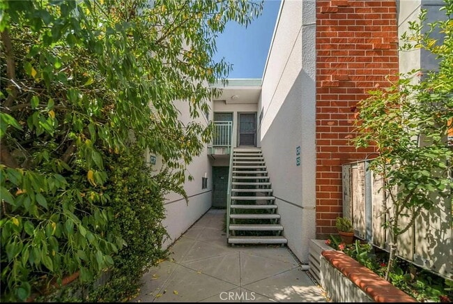 Building Photo - "Chic 1-Bed Encino Apartment with Modern A...
