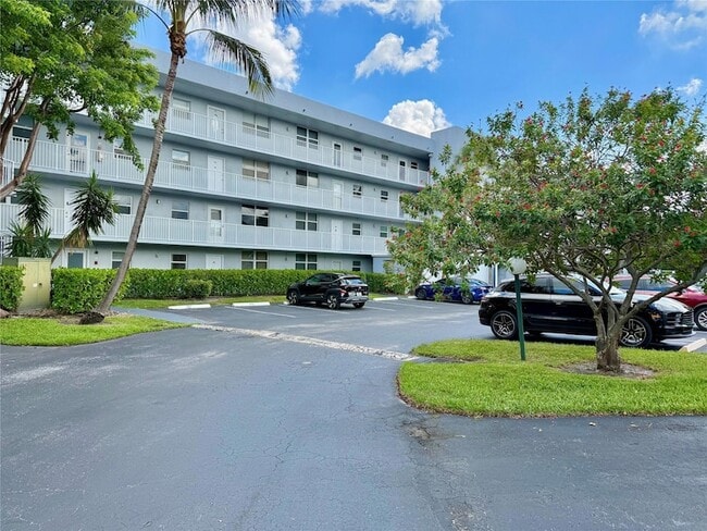 Building Photo - 114 Royal Pk Dr Unit 3A Rental