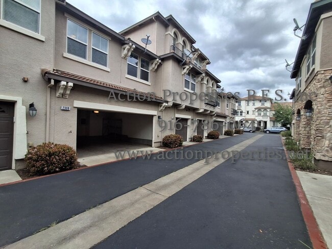 Photo - Stunning Townhome.  - 2 Stories - 3 Bed, 2.5 Bath, 2 Car Garage - Nearby Trails!