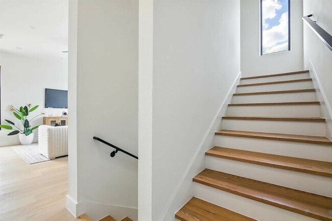 Photo - 430 E 8th St