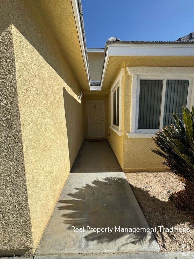 Building Photo - Spacious 4 + 3 Townhouse in Rosamond