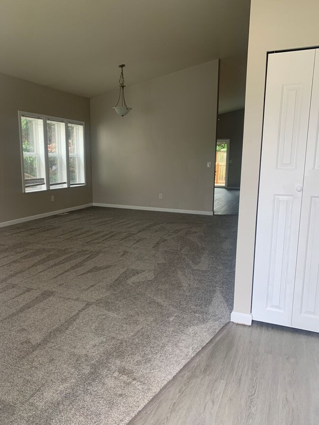 2207 S 252nd Pl