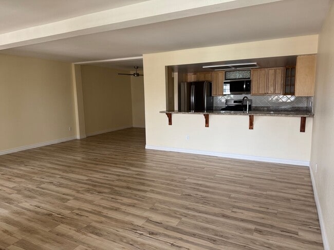 Building Photo - Long Term Unfurnished Condo - Block from Beach