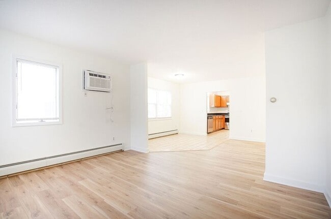 Photo - 888 St James Ave