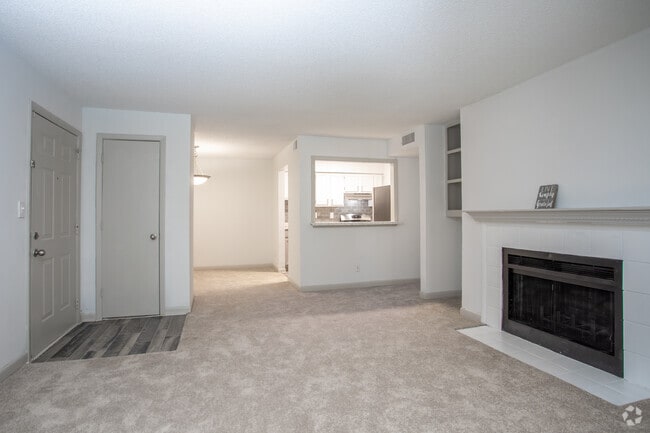 1BR, 1BA - 953SF Maple - Living area