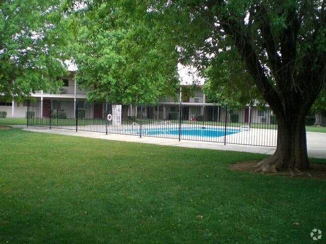 Swimming Pool - Lake Crest Apartments